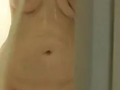 ออกกำลังเป็นผอมกะหร่องผู้หญิงเลี้ยงบน วีดีโอ โป๋ strapon